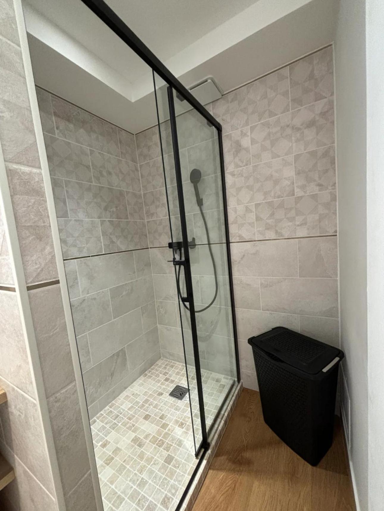 Location D'Un Superbe Appartement Avec Piscine 罗克布伦河畔阿尔让 外观 照片